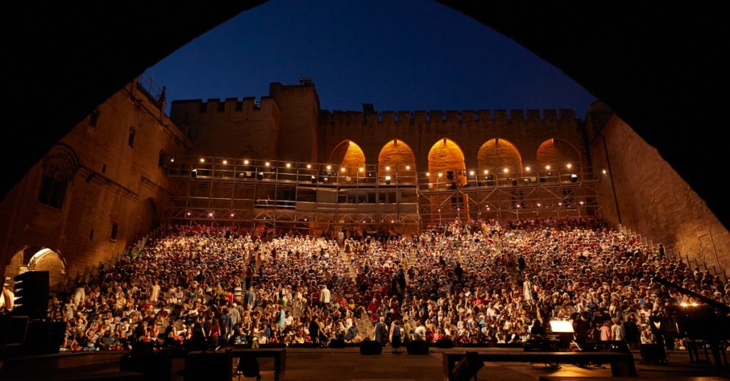 Cour dhonneur du palais des papes festival davignon - Logis de la Castagne